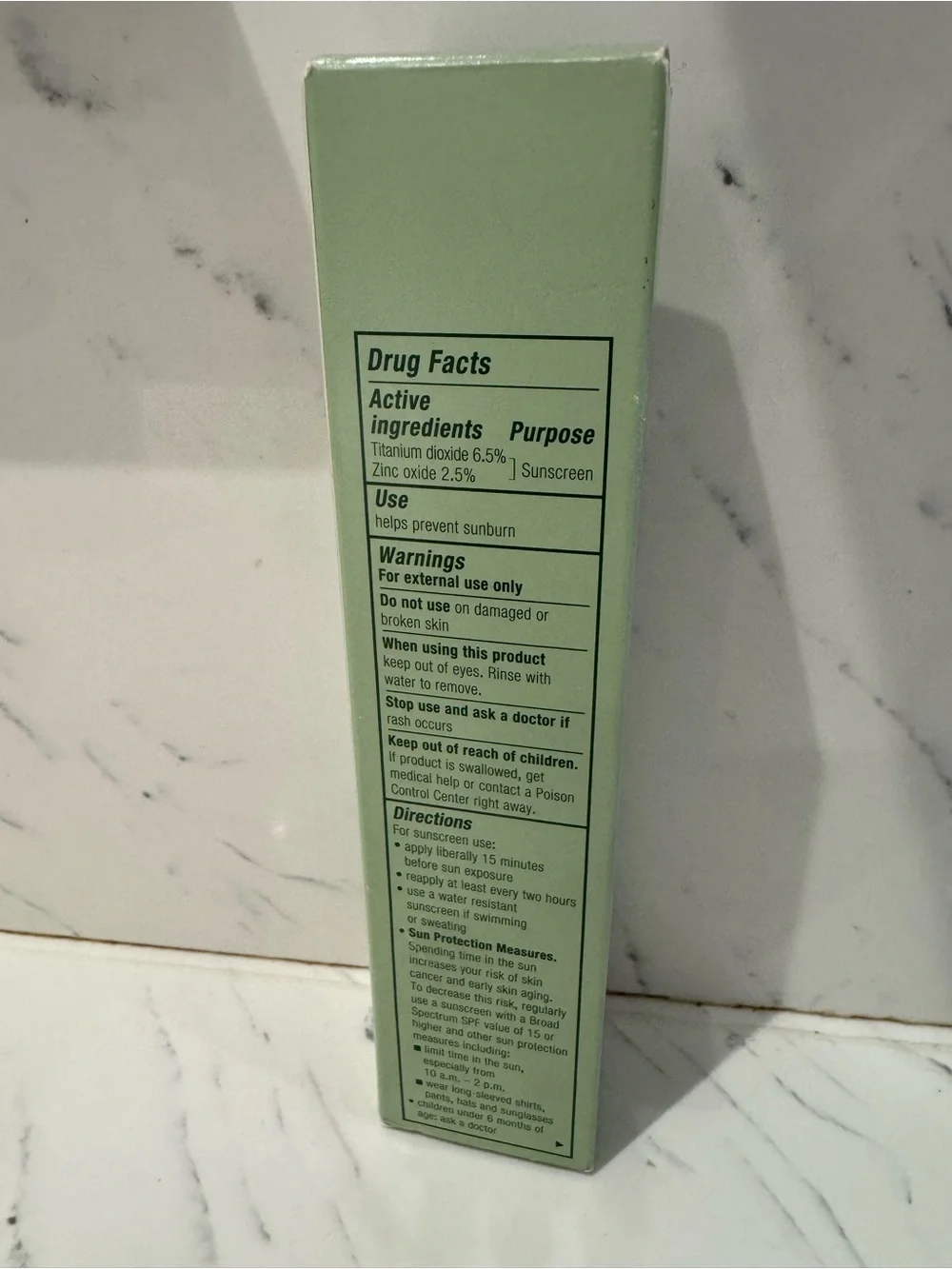 Clinique Redness Solutions Daily Protective Base SPF 15 - Light Green Box